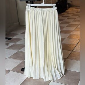Uniqlo Cream Pleated Midi Skirt - Size: Small